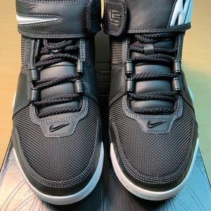 BRAND NEW ZOOM LEBRON II
BLACK/WHITE-MET SILVER